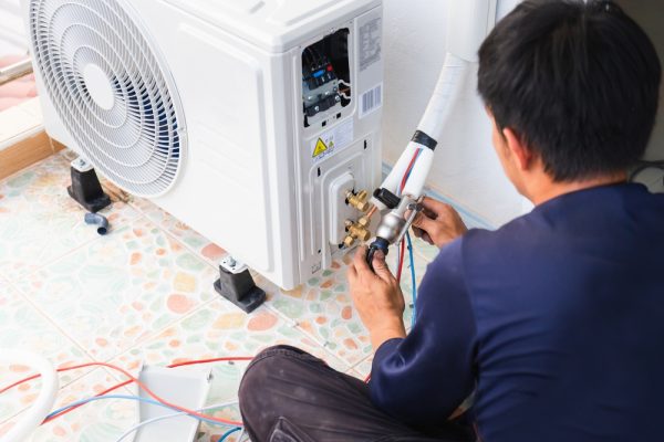 Air,Conditioning,Technicians,Install,New,Air,Conditioner,In,Homes,,Repairman